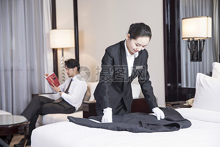 酒店里的光影艺术 服务员叠衣服的摄影服务启示